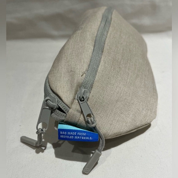 United Airlines Polaris Class Therabody Crossbody Inflight Amenity Bag - Picture 10 of 15